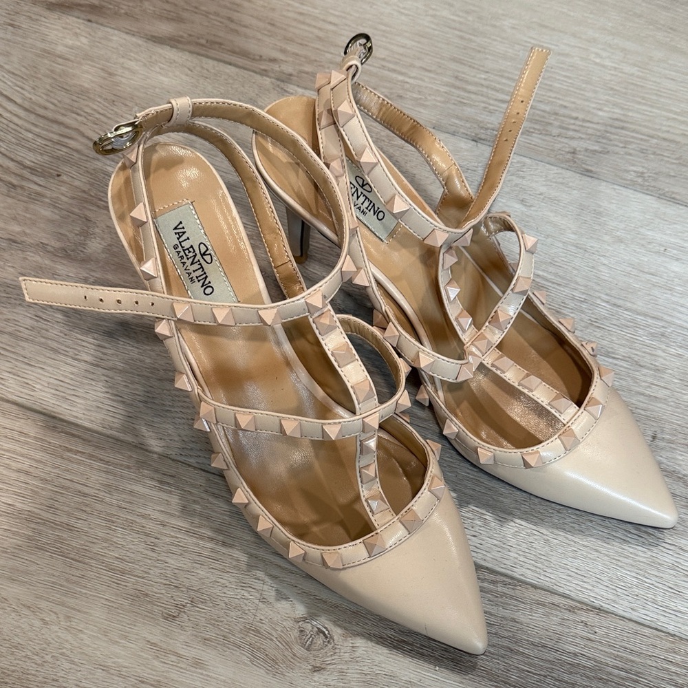Valentino Garavani Rockstud Pointed
Toe Pump